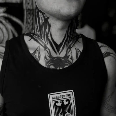 Abstraktné dark tetovanie krku v štýle blackwork