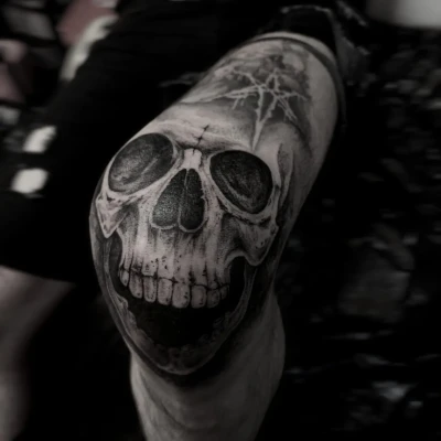 Dark tetovanie lebky na kolene blackwork