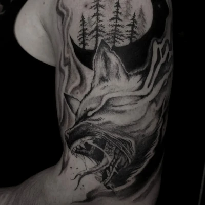 Dark fantasy tetovanie vlka na ramene blackwork