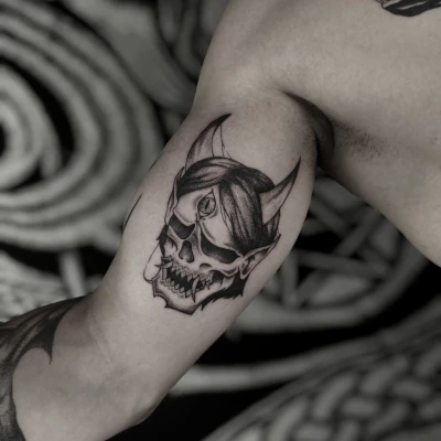 Tetovanie japonskej masky v dotwork štýle