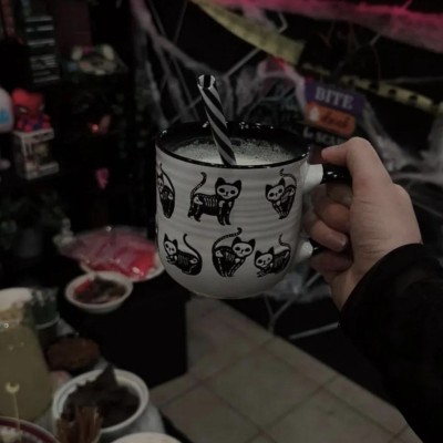 Miešaný drink v hrnčeku s dizajnom mačiek