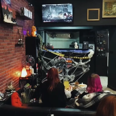 Zákazníci hrajú PlayStation v štúdiu