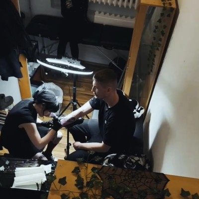Tatérka tetuje dizajn zákazníkovi na ruku