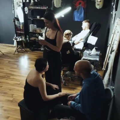 Zákazníci čakajú na tetovanie