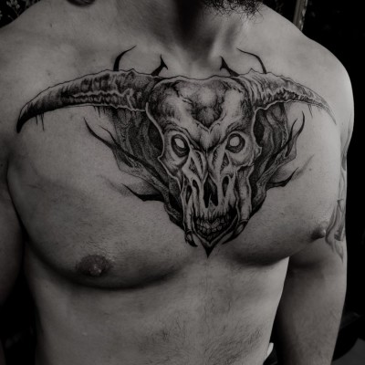 Dark fantasy tetovanie na hrudi z hry Doom